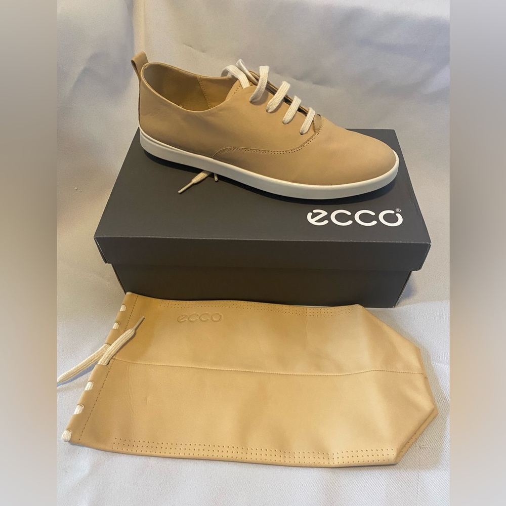 ECCO Women's Tan genuine, leather Sneakers, with leather travel bag